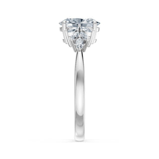 Bague de fiançailles Rive Gauche, diamant ovale et diamants marquises en épaulement, or blanc 18 carats ou platine 950 — Maison Laveran Paris