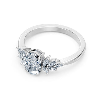 Bague de fiançailles Rive Gauche, diamant ovale et diamants marquises en épaulement, or blanc 18 carats ou platine 950 — Maison Laveran Paris