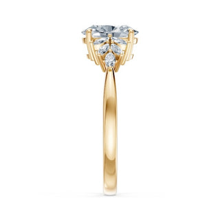 Bague de fiançailles Rive Gauche, diamant ovale et diamants marquises en épaulement, or jaune 18 carats — Maison Laveran Paris