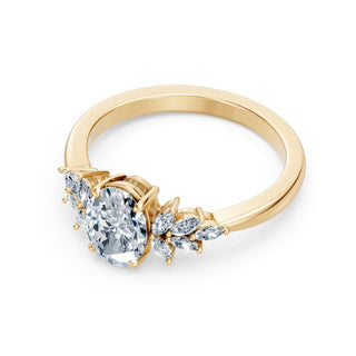 Bague de fiançailles Rive Gauche, diamant ovale et diamants marquises en épaulement, or jaune 18 carats — Maison Laveran Paris