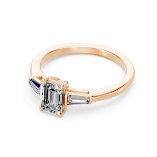 Bague de fiançailles Saint Paul, diamant taille émeraude et baguettes en épaulement, or rose 18 carats — Maison Laveran Paris