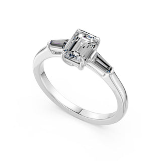 Bague de fiançailles Saint Paul, diamant taille émeraude et baguettes en épaulement, or blanc 18 carats ou platine 950 — Maison Laveran Paris