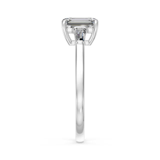 Bague de fiançailles Saint Paul, diamant taille émeraude et baguettes en épaulement, or blanc 18 carats ou platine 950 — Maison Laveran Paris