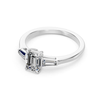 Bague de fiançailles Saint Paul, diamant taille émeraude et baguettes en épaulement, or blanc 18 carats ou platine 950 — Maison Laveran Paris