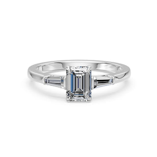 Bague de fiançailles Saint Paul, diamant taille émeraude et baguettes en épaulement, or blanc 18 carats ou platine 950 — Maison Laveran Paris