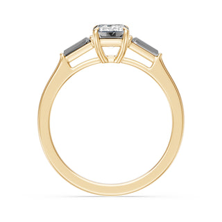 Bague de fiançailles Saint Paul, diamant taille émeraude et baguettes en épaulement, or jaune 18 carats — Maison Laveran Paris