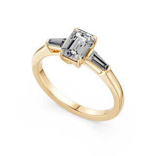 Bague de fiançailles Saint Paul, diamant taille émeraude et baguettes en épaulement, or jaune 18 carats — Maison Laveran Paris