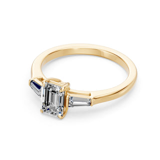 Bague de fiançailles Saint Paul, diamant taille émeraude et baguettes en épaulement, or jaune 18 carats — Maison Laveran Paris