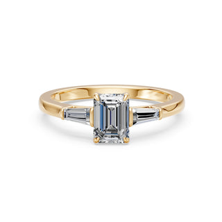Bague de fiançailles Saint Paul, diamant taille émeraude et baguettes en épaulement, or jaune 18 carats — Maison Laveran Paris