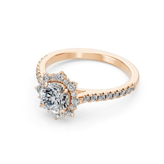 Bague de fiançailles Bastille, solitaire diamant rond, halo fleur et jonc pavé, or rose 18 carats — Maison Laveran Paris