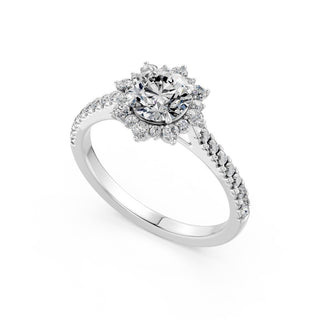 Bague de fiançailles Bastille, solitaire diamant rond, halo fleur et jonc pavé, or blanc 18 carats ou platine 950 — Maison Laveran Paris