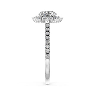 Bague de fiançailles Bastille, solitaire diamant rond, halo fleur et jonc pavé, or blanc 18 carats ou platine 950 — Maison Laveran Paris