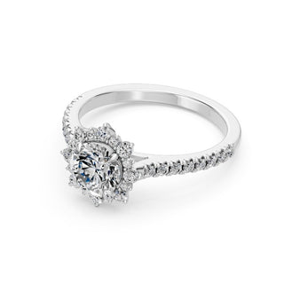 Bague de fiançailles Bastille, solitaire diamant rond, halo fleur et jonc pavé, or blanc 18 carats ou platine 950 — Maison Laveran Paris