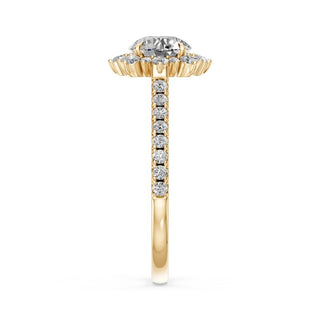 Bague de fiançailles Bastille, solitaire diamant rond, halo fleur et jonc pavé, or jaune 18 carats — Maison Laveran Paris