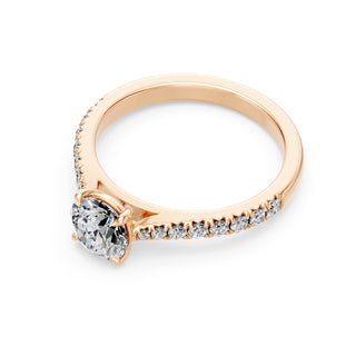 Bague de fiançailles Solitaire Cadet, diamant rond sur monture cathédrale quatre griffes, or rose 18 carats — Maison Laveran Paris