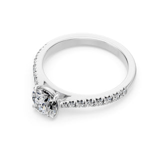 Bague de fiançailles Solitaire Cadet, diamant rond sur monture cathédrale quatre griffes, or blanc 18 carats ou platine 950 — Maison Laveran Paris