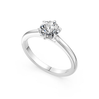 Bague de fiançailles Montaigne 6 Griffes, solitaire diamant serti 6 griffes, or blanc 18 carats ou platine 950 — Maison Laveran Paris