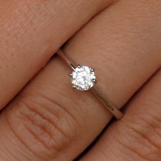 Bague Palais Royal en or rose 18 carats, portée au doigt — Maison Laveran Paris