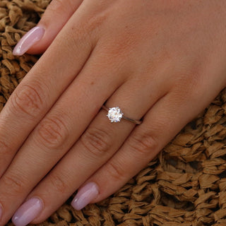 Bague Palais Royal en or jaune 18 carats, portée au doigt — Maison Laveran Paris