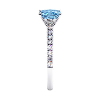 Bague Montaigne Coussin, diamant bleu de laboratoire, vue de profil, or blanc 18 carats ou platine 950 — Maison Laveran Paris