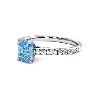 Bague Montaigne Coussin, diamant bleu de laboratoire, vue de trois-quarts, or blanc 18 carats ou platine 950 — Maison Laveran Paris