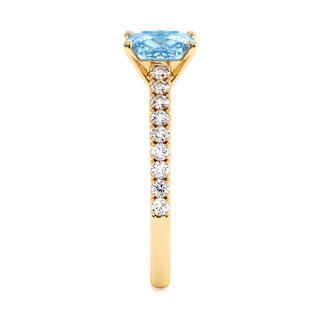 Bague Montaigne Coussin, diamant bleu de laboratoire, vue de profil, or jaune 18 carats — Maison Laveran Paris