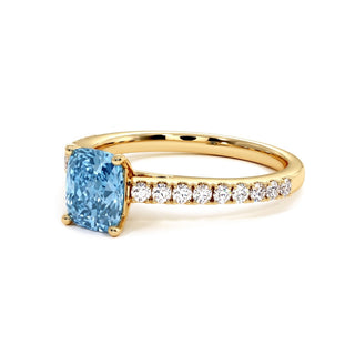 Bague Montaigne Coussin, diamant bleu de laboratoire, vue de trois-quarts, or jaune 18 carats — Maison Laveran Paris