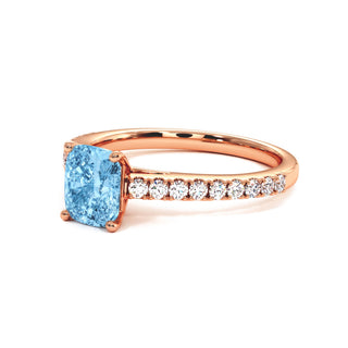Bague Montaigne Coussin, diamant bleu de laboratoire, vue de trois-quarts, or rose 18 carats — Maison Laveran Paris