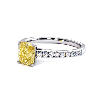 Bague Montaigne Coussin, diamant jaune de laboratoire, vue de trois-quarts, or blanc 18 carats ou platine 950 — Maison Laveran Paris
