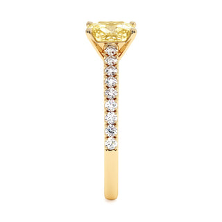 Bague Montaigne Coussin, diamant jaune de laboratoire, vue de profil, or jaune 18 carats — Maison Laveran Paris