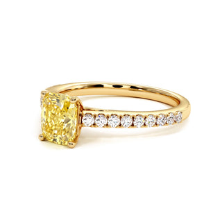 Bague Montaigne Coussin, diamant jaune de laboratoire, vue de trois-quarts, or jaune 18 carats — Maison Laveran Paris