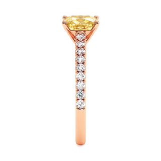 Bague Montaigne Coussin, diamant jaune de laboratoire, vue de profil, or rose 18 carats — Maison Laveran Paris