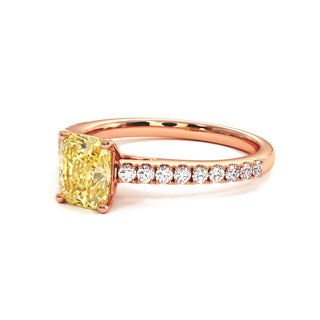 Bague Montaigne Coussin, diamant jaune de laboratoire, vue de trois-quarts, or rose 18 carats — Maison Laveran Paris