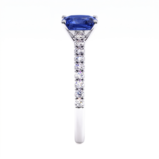 Bague Montaigne, saphir bleu synthétique coussin (pierre de synthèse), vue de profil, or blanc 18 carats ou platine 950 — Maison Laveran Paris