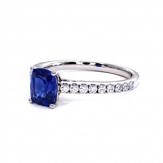 Bague Montaigne, saphir bleu synthétique coussin (pierre de synthèse), vue de trois-quarts, or blanc 18 carats ou platine 950 — Maison Laveran Paris