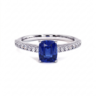 Bague Montaigne, saphir bleu synthétique coussin (pierre de synthèse), or blanc 18 carats ou platine 950 — Maison Laveran Paris