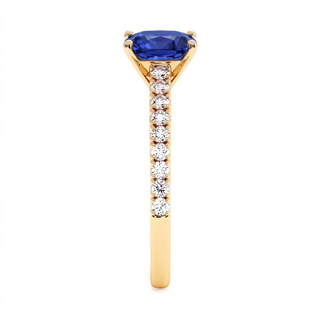 Bague Montaigne, saphir bleu synthétique coussin (pierre de synthèse), vue de profil, or jaune 18 carats — Maison Laveran Paris