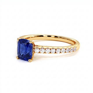 Bague Montaigne, saphir bleu synthétique coussin (pierre de synthèse), vue de trois-quarts, or jaune 18 carats — Maison Laveran Paris