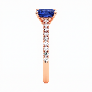 Bague Montaigne, saphir bleu synthétique coussin (pierre de synthèse), vue de profil, or rose 18 carats — Maison Laveran Paris
