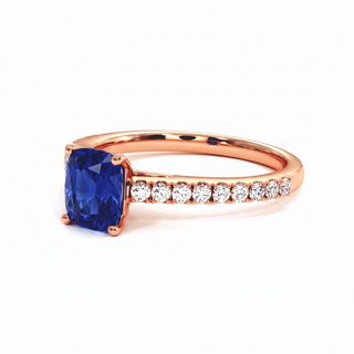 Bague Montaigne, saphir bleu synthétique coussin (pierre de synthèse), vue de trois-quarts, or rose 18 carats — Maison Laveran Paris