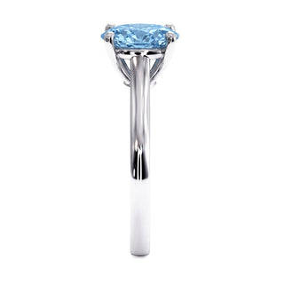 Bague Montaigne Ovale, diamant bleu de laboratoire, vue de profil, or blanc 18 carats ou platine 950 — Maison Laveran Paris