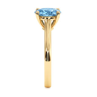 Bague Montaigne Ovale, diamant bleu de laboratoire, vue de profil, or jaune 18 carats — Maison Laveran Paris