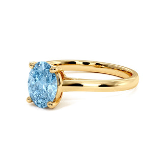 Bague Montaigne Ovale, diamant bleu de laboratoire, vue de trois-quarts, or jaune 18 carats — Maison Laveran Paris