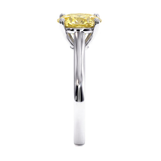 Bague Montaigne Ovale, diamant jaune de laboratoire, vue de profil, or blanc 18 carats ou platine 950 — Maison Laveran Paris