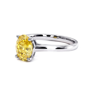 Bague Montaigne Ovale, diamant jaune de laboratoire, vue de trois-quarts, or blanc 18 carats ou platine 950 — Maison Laveran Paris