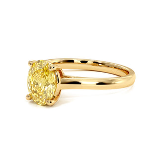 Bague Montaigne Ovale, diamant jaune de laboratoire, vue de trois-quarts, or jaune 18 carats — Maison Laveran Paris