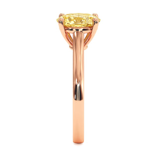 Bague Montaigne Ovale, diamant jaune de laboratoire, vue de profil, or rose 18 carats — Maison Laveran Paris
