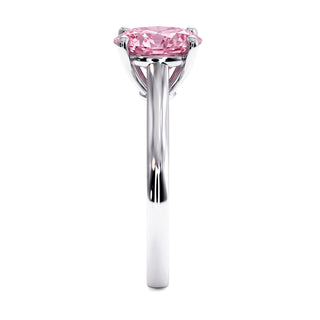 Bague Montaigne Ovale, diamant rose de laboratoire, vue de profil, or blanc 18 carats ou platine 950 — Maison Laveran Paris