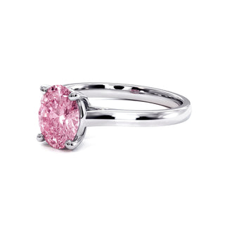 Bague Montaigne Ovale, diamant rose de laboratoire, vue de trois-quarts, or blanc 18 carats ou platine 950 — Maison Laveran Paris