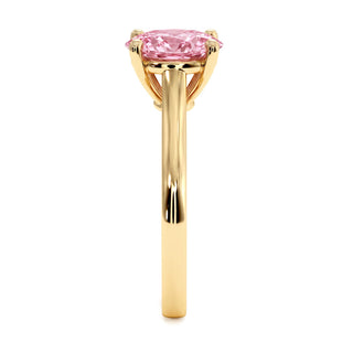 Bague Montaigne Ovale, diamant rose de laboratoire, vue de profil, or jaune 18 carats — Maison Laveran Paris